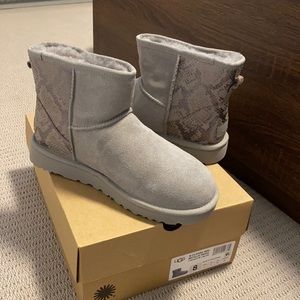 New UGG classic mini metallic silver US size 8